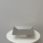 ستاند حلويات فضي قاعدة شفافة مربع - حجم كبير