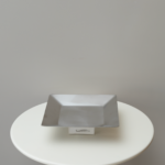 ستاند حلويات فضي قاعدة شفافة مربع - حجم متوسط