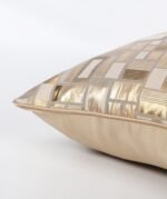 ⁦غطاء وسادة مرزة بلون الذهبي البسيط / 45*45⁩ - الصورة ⁦2⁩