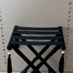 طاولة ضيافة باللون الاسود