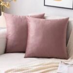 غلاف وسادة وردي