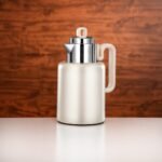 ⁦طقم ترامس 0.5 لتر + 1 لتر بلون أبيض لؤلؤي غير لامع وفضي⁩ - الصورة ⁦3⁩