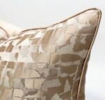 ⁦غطاء وسادة ذو نمط هندسي الجاكار البني الفاتح - 45*45⁩ - الصورة ⁦2⁩