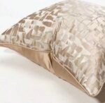 ⁦غطاء وسادة ذو نمط هندسي الجاكار البني الفاتح - 30*50⁩ - الصورة ⁦2⁩
