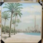 لوحة جدارية فنية برسم أفق المدينة مع النخيل والشاطئ